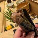 鮨 こん藤 - マグロ頬肉炙りの手巻き　（ピントボケボケ汗）