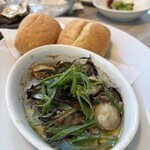 ザ オイスタールーム - 牡蠣と九条ネギのアヒージョ、別でバケット2個(その後バケットは2個追加)