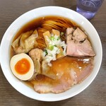 中華そば イデタ - 特製醤油そばは大きなチャーシュー2枚・ワンタン・味玉と具沢山です！