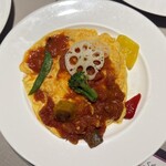 マトリョーシカ - オムライスとつぼ焼き(16種の雑穀入りご飯のオムライス ゴロゴロ野菜のトマトソース)