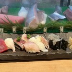 鮨庵さいとう - 料理写真:地魚(もも)8貫。鮪赤身、鯛、鰹、鯵、ヤリイカ、カンパチ、生シラス。自家製ガリも美味しい。