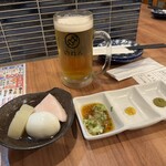 生ビール199円とおでん500円食べ放題 のれん - お通しのおでん(大根・卵・はんぺん)と生ビール