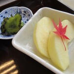 山の家 アララギ - リンゴと漬物