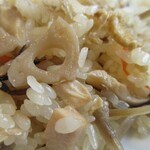 山の家 アララギ - 五目おこわは鶏肉、れんこん、しいたけ、にんじんなどが入ってもちもち