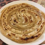 インド料理 パリワル - 全粒粉の生地を層にして焼いた、香ばしいラッチャパラタ