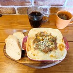 BEARS - ●愛西市産レンコンとトマトのボロネーゼ
ラザニアグラタンランチ　1,380円
（ドリンクバー、スープ付き）

を注文してみた

ラザニアグラタンとバゲット2枚
スープとドリンクバーのセットとなる