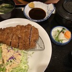 堀うち - ロースカツ定食。デザートのりんごもついてサッパリ