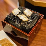 どぜう・四季料理 やぶや - 焼いてるところ