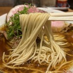 麺屋58 - 独自配合の全粒粉自家製麺。小麦の香りや食感を最大限に活かせるように毎朝製麺しており、加水率は低めの中細ストレート麺は硬めの食感です。