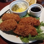 ハングリータイガー - 料理写真:地御前産カキフライ(4個)1380円税込、宮島の対岸、ミネラル豊富な清流が流れ込む地御前で育った濃厚でクリーミーな味わいの牡蠣、タルタルソースは自分で混ぜて作る。