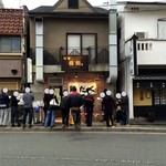 麺屋 極鶏 - 通り側の行列は、実際の入店の為の行列ではありません。指定された時間を待っている方々の列です。お店側の列が、実際の入店待ちの列です。