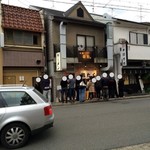 麺屋 極鶏 - 通り側の行列は、実際の入店の為の行列ではありません。指定された時間を待っている方々の列です。お店側の列が、実際の入店待ちの列です。