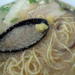 ラーメン　實 - 「大盛らー麺」すりゴマとおろしニンニクを投入