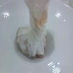 レーヌ デ プレ - シェフの遊びゴコロ…　包まれた紙を開けると…　