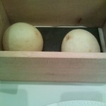 レーヌ デ プレ - 木製のウォーマーに入れられたパン