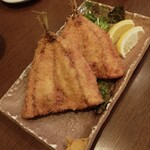 釣り魚の店舟武 - アジフライ550円〜、この日も特大サイズだったので2枚にして4等分して食べた。フワッと揚がった身が最高に美味い。
