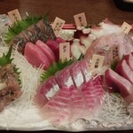 釣り魚の店舟武 - 今日の刺し盛りはこんな感じだった。いつも必ずナメロウを入れてもらっている。いつ食べても最高の刺身。本当に新鮮で美味しい。