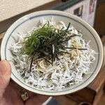 かどや食堂 - (*•̀ᴗ•́*)و ̑̑しらす丼