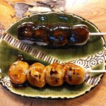 一休庵 - そば団子 ごまだれ(上)とみたらし(下)