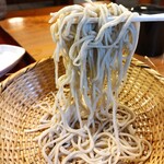 一休庵 - 十割蕎麦の麺 ざる1枚は1度でリフトできます