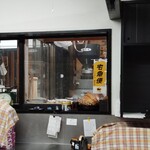 一休庵 - 内観 中央奥の石臼が動いてました