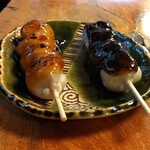 一休庵 - そば団子 斜 みたらし(左)とごまだれ(右)