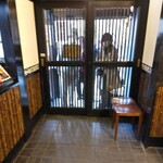 一休庵 - 内観 入口 店内に待機椅子が数席ありますが、店外でもお待ちの方がおられます