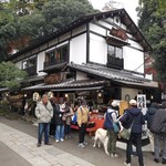 一休庵 - 外観 焼きたてそば団子の列が絶えることはありませんでした