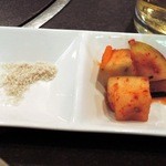 アリラン亭 - 2014.12ソルロンタンについてくる塩とカクテキ