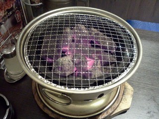 sumibiyakinikuhorumonshibuyatokuchan - 炭火が乗ります