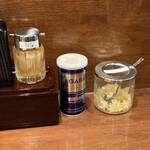 長男、おともかずき - 卓上調味料にりんご・レモン酢、ニンニク