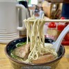玉家 - 麺はしっかり中太麺、大は普通盛りの感じですが結構ボリュームしっかり、そして出汁がいりこ系の優しい味で毎日でも食べられそう！