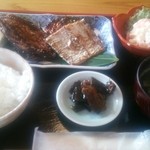 恩 - 醤油干し(鰯、鯖、太刀魚)定食