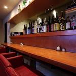 府中日本酒バルTOKUTOUSEKI - こだわりのカウンターで話も弾む