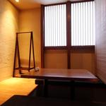 府中日本酒バルTOKUTOUSEKI - ゆったり足を延ばしておくつろぎ頂けます。