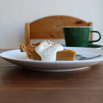 public coffee - パンプキンパイ（750円） フラットホワイト（550円）