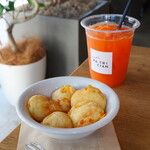 Café PA•TRI•CIAN - グルテンフリー本場のポンデケージョ（800円） 自家製コールドプレスキャロットジュース（600円）