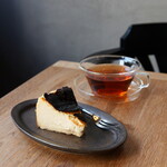 ORAND - バスクチーズケーキ（750円） 正山小種（ラプサン・スーチョン）（750円）