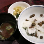 潤菜 どうしん - ムカゴのご飯と赤だし、漬物。お代わりOK。