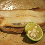 潤菜 どうしん - 柳カレイの一夜干しにすだちを添えて。