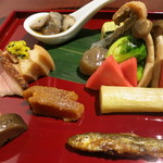 潤菜 どうしん - 肴の盛り合わせ。鯖南蛮、ほうれん草だし巻き、白ネギ酢漬け、魚の飴煮、からすみ粕漬け、なまこ。