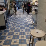 ゴントラン シェリエ - 入口方向　会計をするため並んでいるお客さん