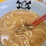 ラーメン二郎 - ブラックペッパー グラウンド投入