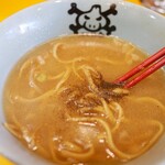 ラーメン二郎 - ブラックペッパー グラウンド投入