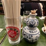 紅虎餃子房 - 紹興酒 越王台 陳年八年 花彫酒 ボトル　3,080円