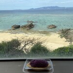 御菓子御殿 恩納店 - 『紅芋生タルト・沖縄きらり』と海です。