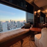 ザ・プリンスギャラリー東京紀尾井町クラブラウンジ - ソファ付きの大きな窓は２つに仕切られています、それぞれに２つの2人がけテーブル席があり、合計4組が窓ぎわの席に座れます。金曜日、夜以外は比較的空きがありました