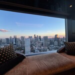 ザ・プリンスギャラリー東京紀尾井町クラブラウンジ - 窓ぎわのソファ席と2人がけのテーブルは隣接しているので、2人がけテーブル席の利用者がたまに座る程度です