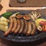 セント シュバイン - 2014年11月：Bコース(\3300)…ソーセージグリル：胡麻味とか辛い野とか全部違う味で美味しかったです