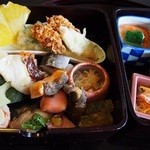 Ryotei Rangetsu - ランチの季節のお弁当。ぎっしり詰まっています